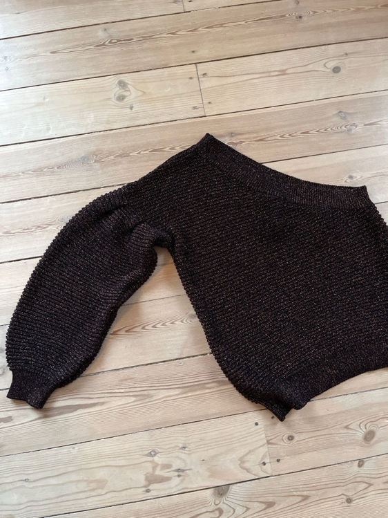 Billede af Off shoulder strik