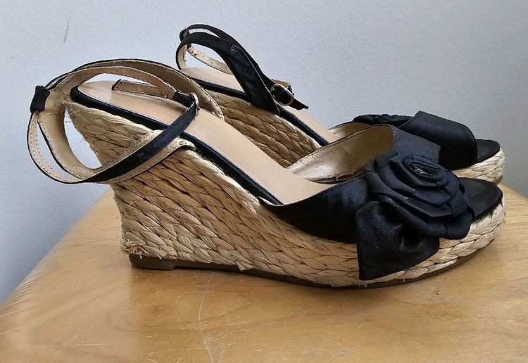 Billede af Sorte sandaler med kilehæl