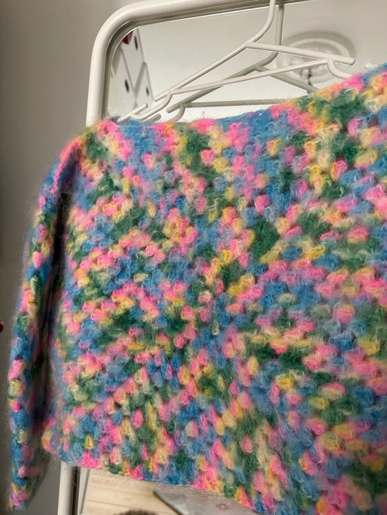 Billede af håndfarvet fluffy mohair sweater