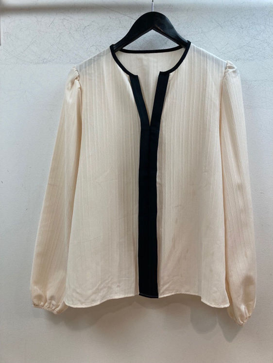 Billede af Ny beige bluse med sort ned i midten