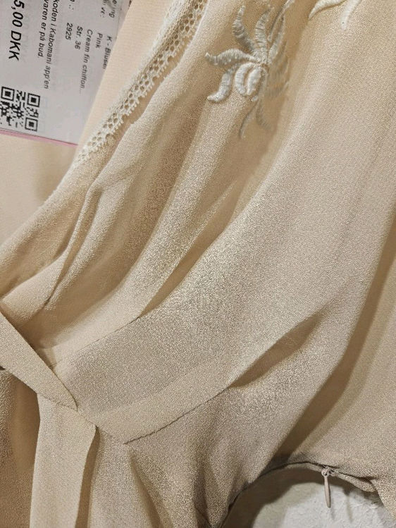 Billede af Cream fin bluse m.broderi og bælte 