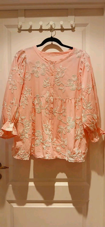 Billede af Lyserød bluse med hvide broderinger 