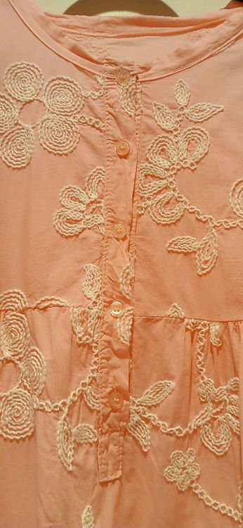 Billede af Lyserød bluse med hvide broderinger 