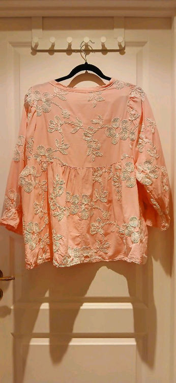 Billede af Lyserød bluse med hvide broderinger 